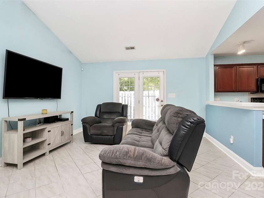 9212 Scotts Elm Court, Charlotte, NC 28215.  MLS# CAR4253200, YatesRealty ID 15094. 