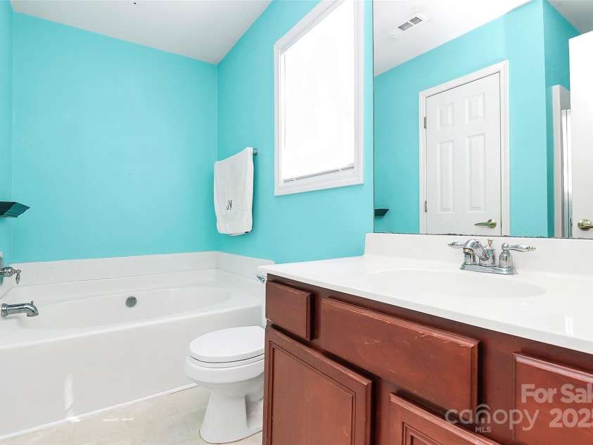 9212 Scotts Elm Court, Charlotte, NC 28215.  MLS# CAR4253200, YatesRealty ID 15094. 