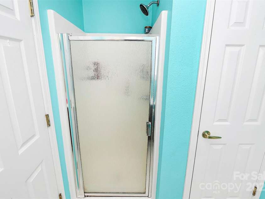 9212 Scotts Elm Court, Charlotte, NC 28215.  MLS# CAR4253200, YatesRealty ID 15094. 