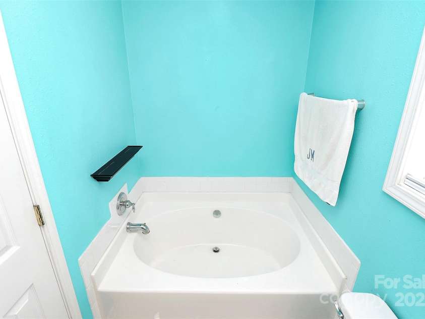 9212 Scotts Elm Court, Charlotte, NC 28215.  MLS# CAR4253200, YatesRealty ID 15094. 