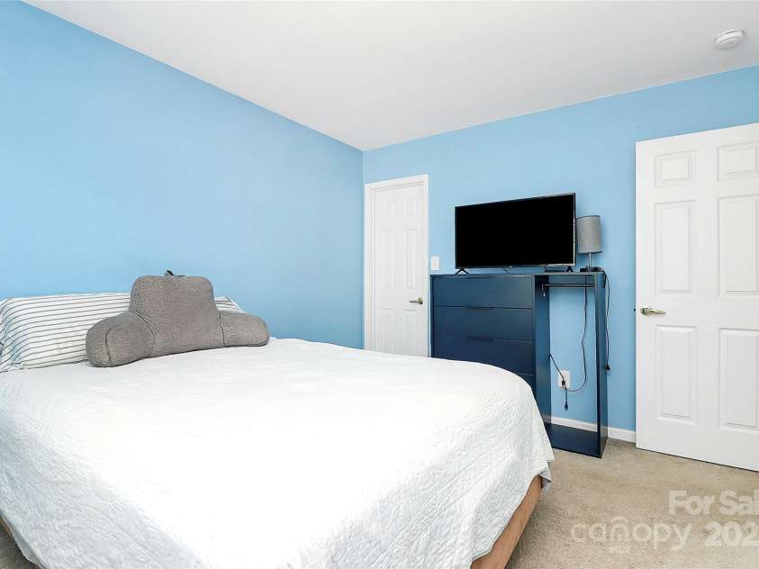 9212 Scotts Elm Court, Charlotte, NC 28215.  MLS# CAR4253200, YatesRealty ID 15094. 