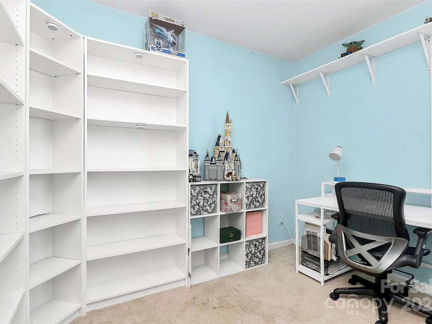 9212 Scotts Elm Court, Charlotte, NC 28215.  MLS# CAR4253200, YatesRealty ID 15094. 