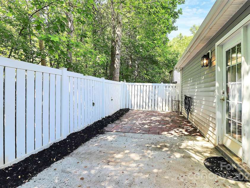 9212 Scotts Elm Court, Charlotte, NC 28215.  MLS# CAR4253200, YatesRealty ID 15094. 