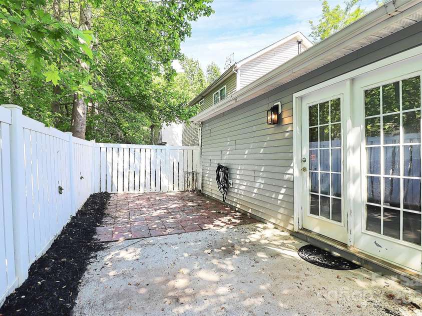 9212 Scotts Elm Court, Charlotte, NC 28215.  MLS# CAR4253200, YatesRealty ID 15094. 