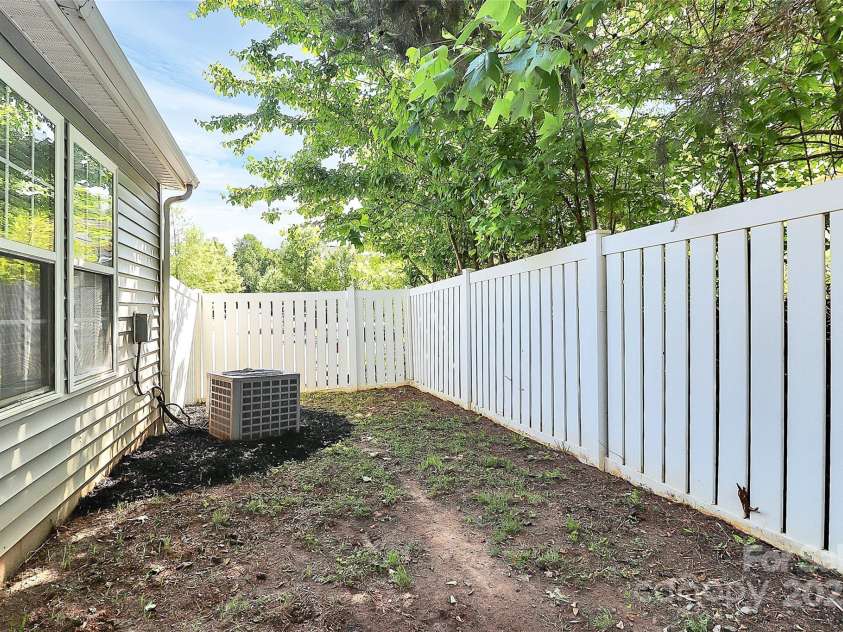 9212 Scotts Elm Court, Charlotte, NC 28215.  MLS# CAR4253200, YatesRealty ID 15094. 