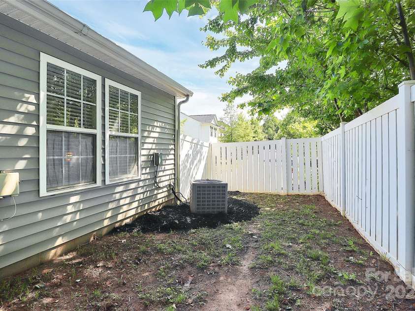 9212 Scotts Elm Court, Charlotte, NC 28215.  MLS# CAR4253200, YatesRealty ID 15094. 