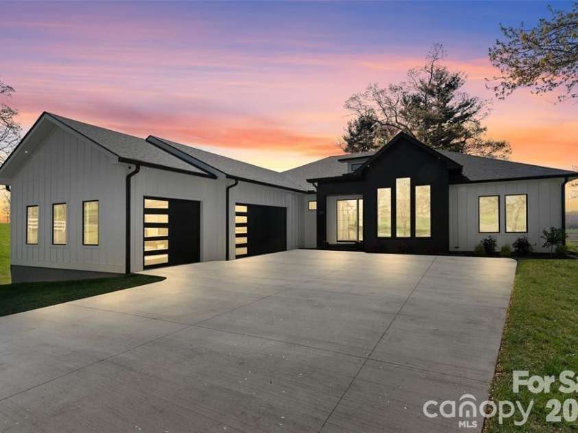 503 Nesbitt Drive, Mills River, NC 28759.  MLS# CAR4371365, YatesRealty ID 15097. 