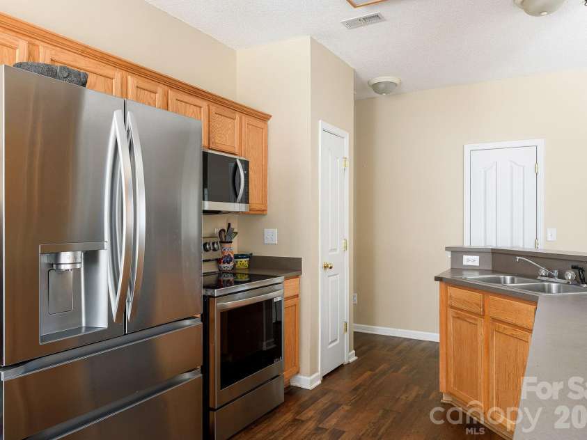 2926 Crawford Brook Lane, Charlotte, NC 28269.  MLS# CAR4373374, YatesRealty ID 15098. 