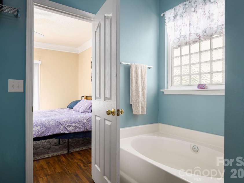 2926 Crawford Brook Lane, Charlotte, NC 28269.  MLS# CAR4373374, YatesRealty ID 15098. 