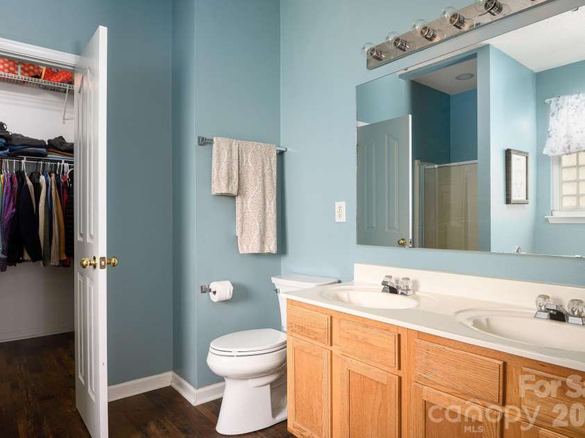 2926 Crawford Brook Lane, Charlotte, NC 28269.  MLS# CAR4373374, YatesRealty ID 15098. Primary Bath