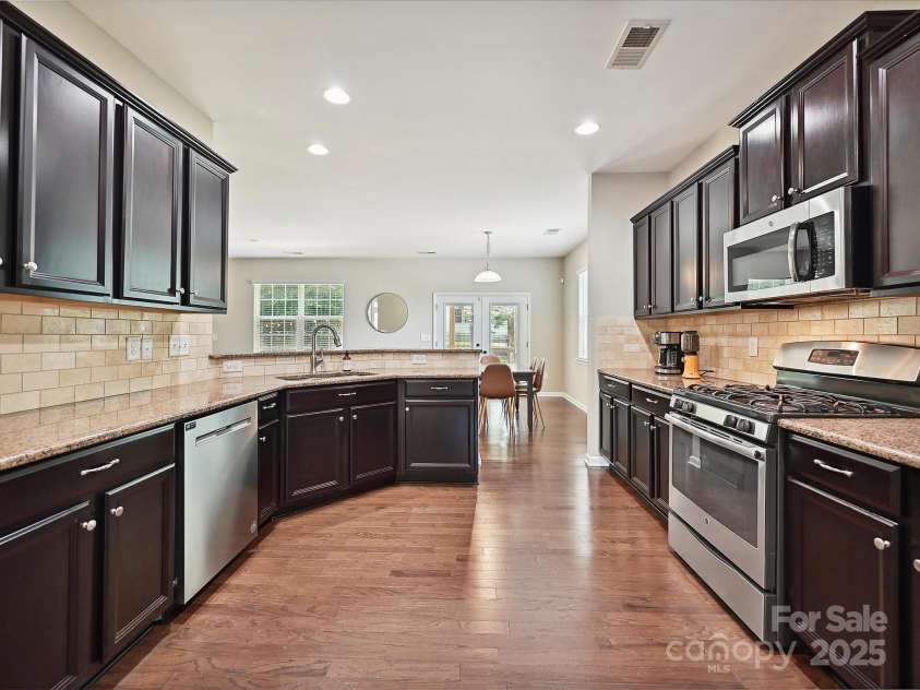 9507 Reid Hall Lane, Matthews, NC 28105.  MLS# CAR4260565, YatesRealty ID 15098. 