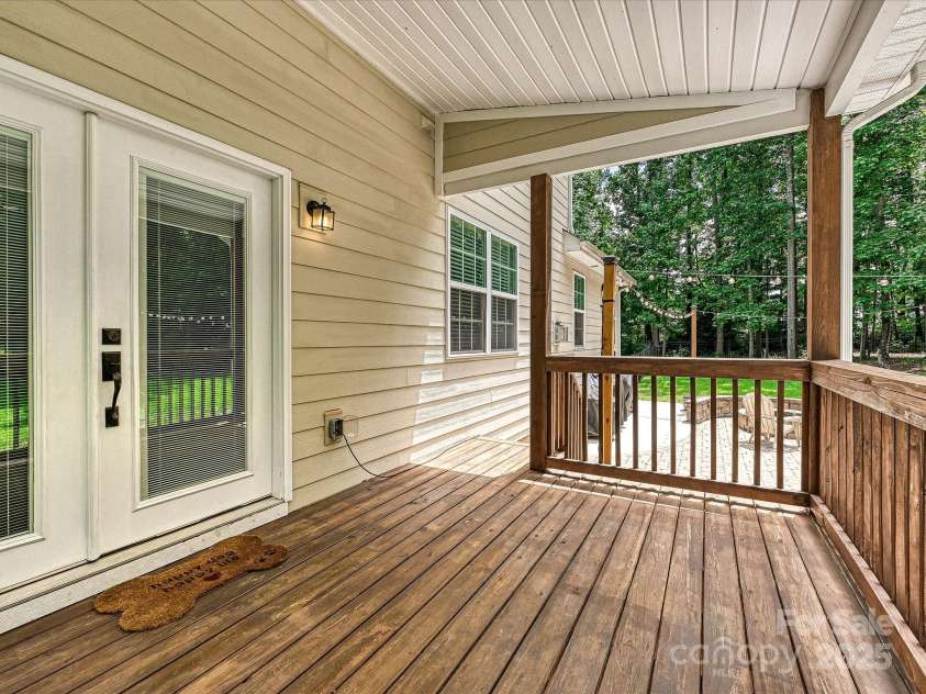 9507 Reid Hall Lane, Matthews, NC 28105.  MLS# CAR4260565, YatesRealty ID 15098. 