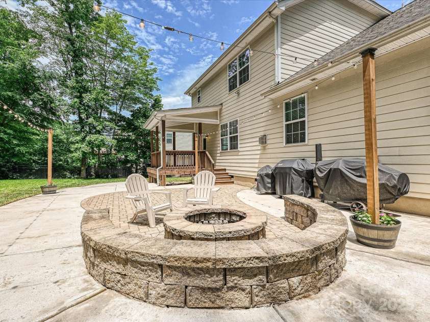 9507 Reid Hall Lane, Matthews, NC 28105.  MLS# CAR4260565, YatesRealty ID 15098. 