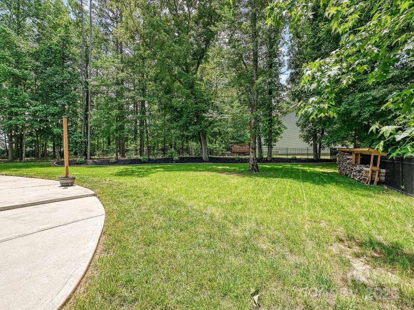 9507 Reid Hall Lane, Matthews, NC 28105.  MLS# CAR4260565, YatesRealty ID 15098. 