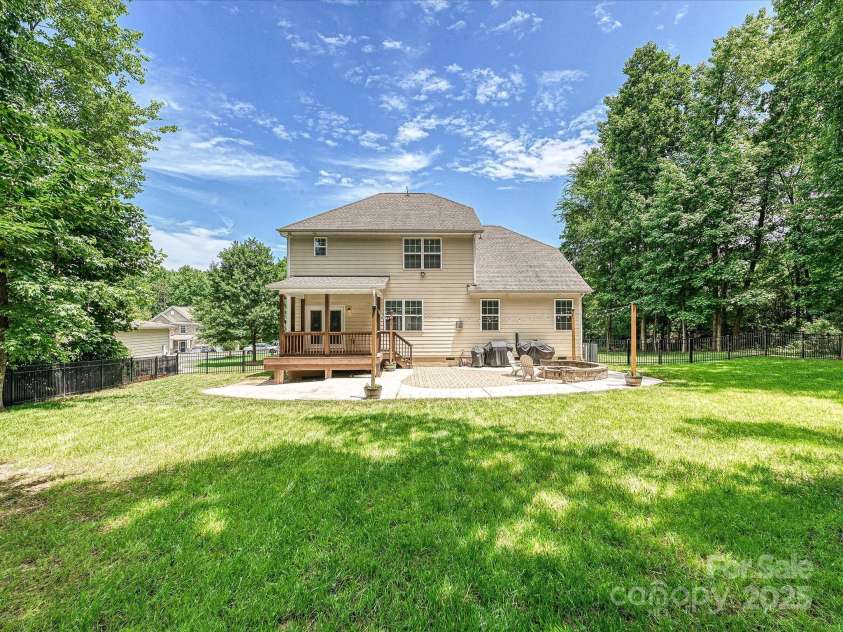 9507 Reid Hall Lane, Matthews, NC 28105.  MLS# CAR4260565, YatesRealty ID 15098. 