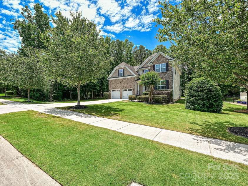 9507 Reid Hall Lane, Matthews, NC 28105.  MLS# CAR4260565, YatesRealty ID 15098. 