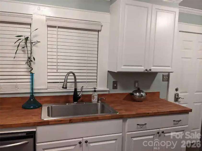 4033 Tyvola Road, Charlotte, NC 28208.  MLS# CAR4338292, YatesRealty ID 1510. 