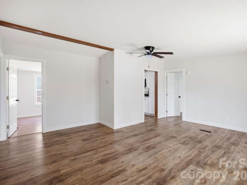 39 Upper Moffitt Road, Asheville, NC 28805.  MLS# CAR4372586, YatesRealty ID 15100. 