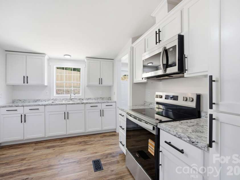 39 Upper Moffitt Road, Asheville, NC 28805.  MLS# CAR4372586, YatesRealty ID 15100. 