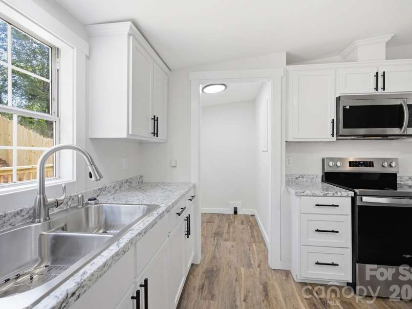 39 Upper Moffitt Road, Asheville, NC 28805.  MLS# CAR4372586, YatesRealty ID 15100. 