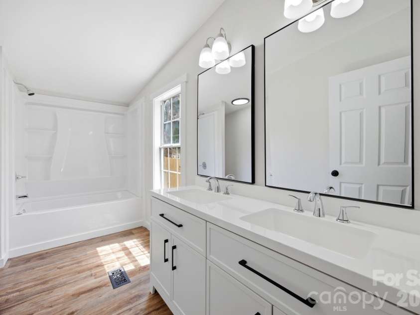 39 Upper Moffitt Road, Asheville, NC 28805.  MLS# CAR4372586, YatesRealty ID 15100. 