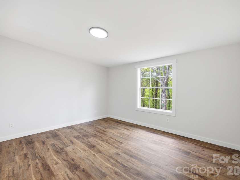 39 Upper Moffitt Road, Asheville, NC 28805.  MLS# CAR4372586, YatesRealty ID 15100. 