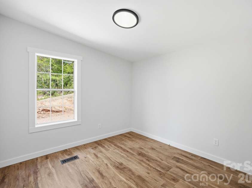 39 Upper Moffitt Road, Asheville, NC 28805.  MLS# CAR4372586, YatesRealty ID 15100. 