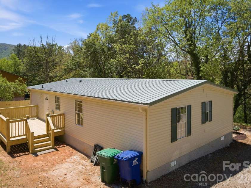 39 Upper Moffitt Road, Asheville, NC 28805.  MLS# CAR4372586, YatesRealty ID 15100. 