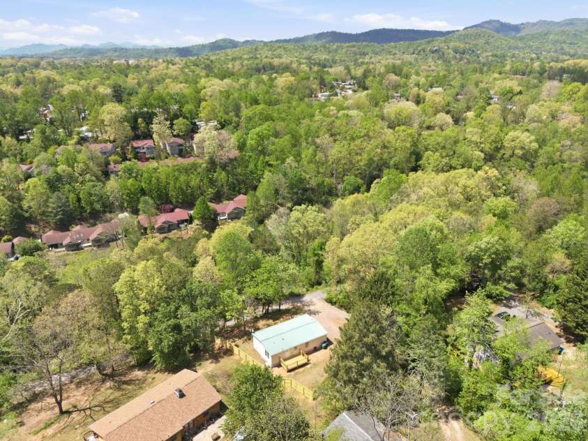 39 Upper Moffitt Road, Asheville, NC 28805.  MLS# CAR4372586, YatesRealty ID 15100. 