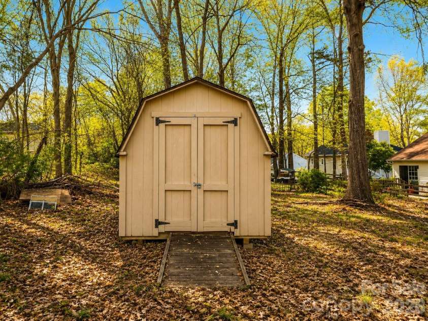 10120 Rockwood Road, Charlotte, NC 28215.  MLS# CAR4352253, YatesRealty ID 15103. 