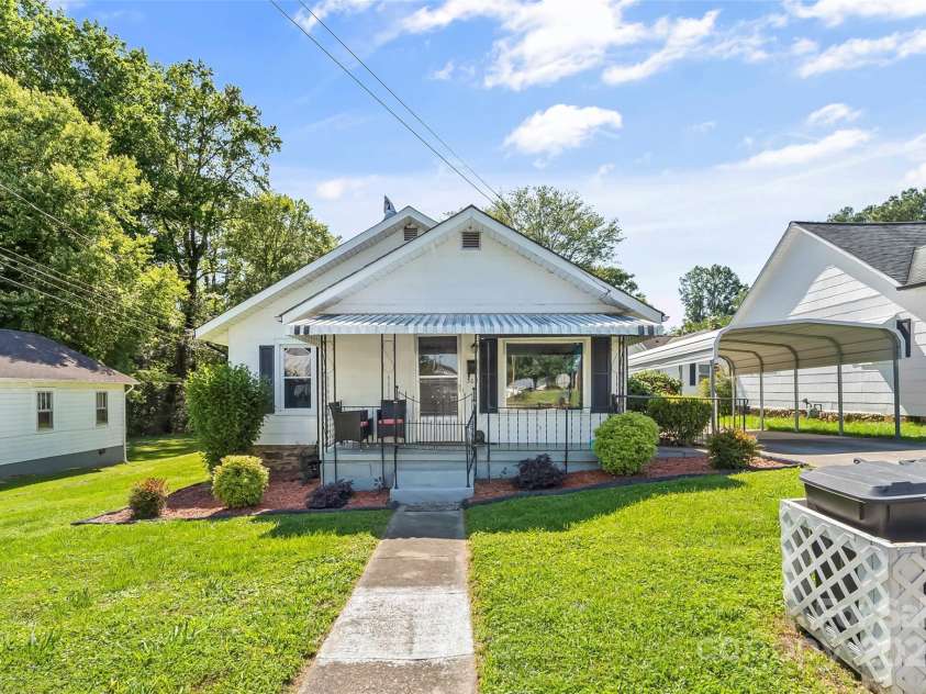 302 North Street, Morganton, NC 28655.  MLS# CAR4263684, YatesRealty ID 15106. 