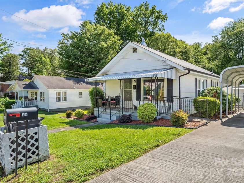 302 North Street, Morganton, NC 28655.  MLS# CAR4263684, YatesRealty ID 15106. 