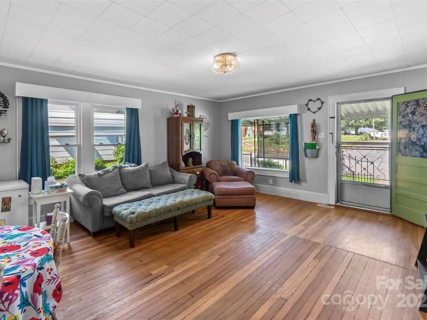 302 North Street, Morganton, NC 28655.  MLS# CAR4263684, YatesRealty ID 15106. 