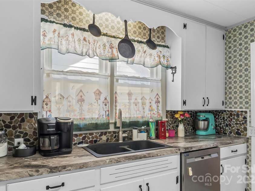 302 North Street, Morganton, NC 28655.  MLS# CAR4263684, YatesRealty ID 15106. 