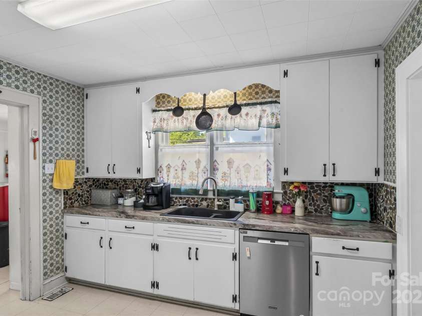 302 North Street, Morganton, NC 28655.  MLS# CAR4263684, YatesRealty ID 15106. 