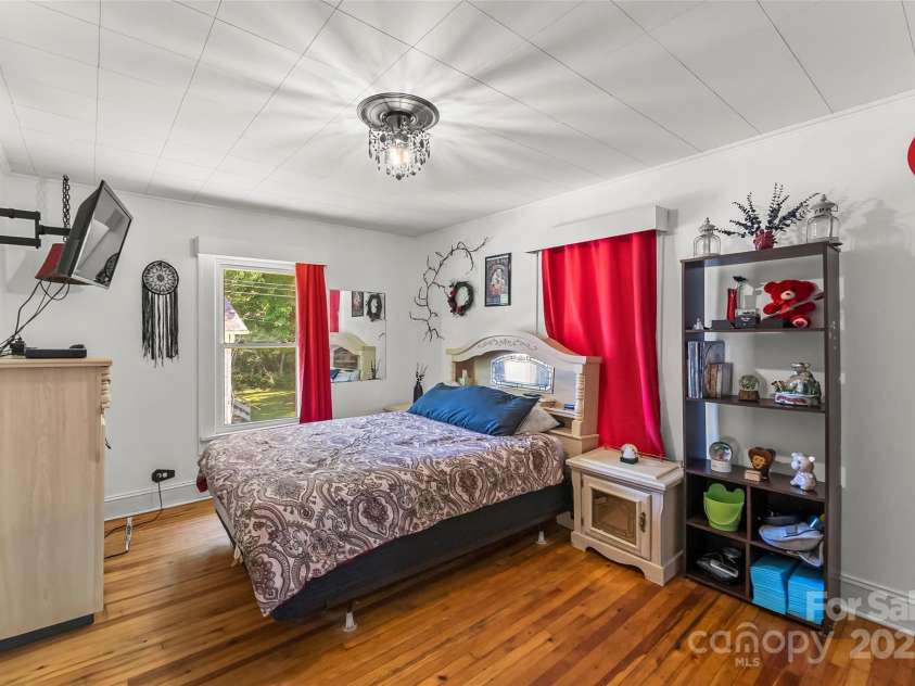 302 North Street, Morganton, NC 28655.  MLS# CAR4263684, YatesRealty ID 15106. 