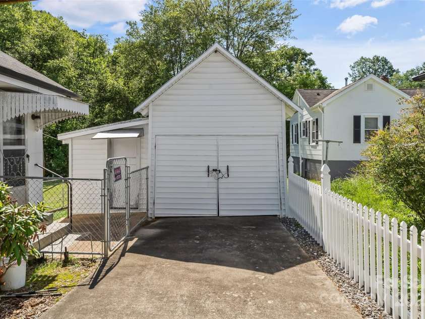 302 North Street, Morganton, NC 28655.  MLS# CAR4263684, YatesRealty ID 15106. 