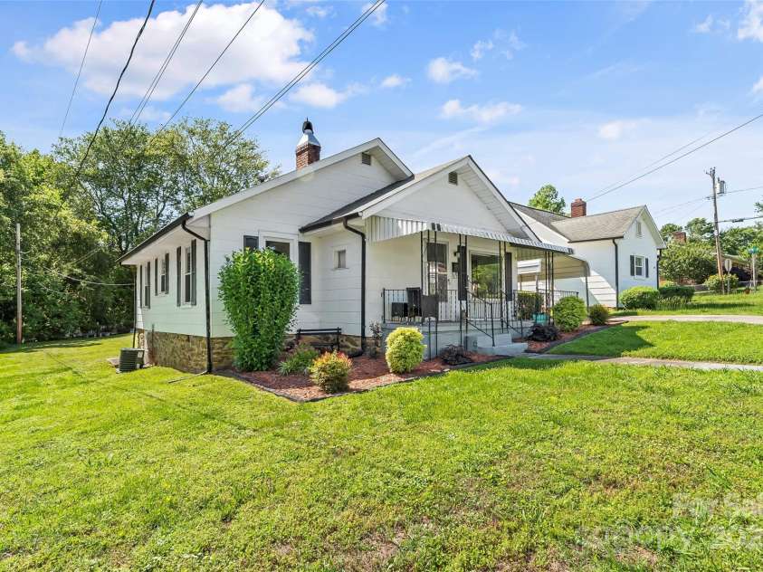 302 North Street, Morganton, NC 28655.  MLS# CAR4263684, YatesRealty ID 15106. 