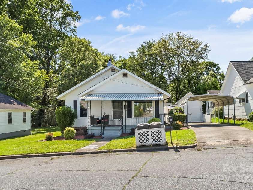 302 North Street, Morganton, NC 28655.  MLS# CAR4263684, YatesRealty ID 15106. 