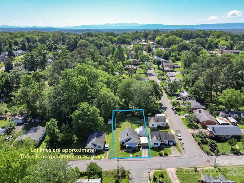 302 North Street, Morganton, NC 28655.  MLS# CAR4263684, YatesRealty ID 15106. 