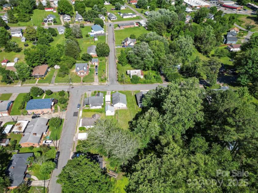 302 North Street, Morganton, NC 28655.  MLS# CAR4263684, YatesRealty ID 15106. 