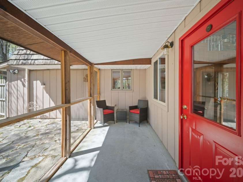 363 Sequoyah Lane, Brevard, NC 28712.  MLS# CAR4370995, YatesRealty ID 15106. 