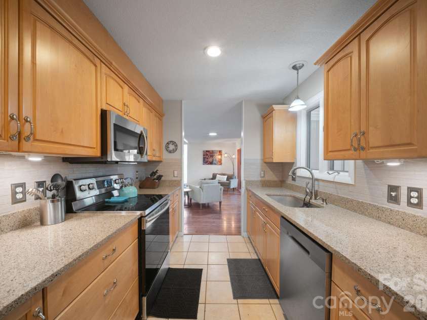 363 Sequoyah Lane, Brevard, NC 28712.  MLS# CAR4370995, YatesRealty ID 15106. 