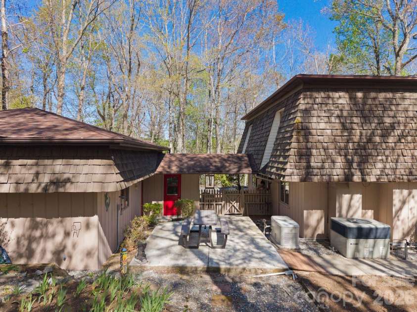 363 Sequoyah Lane, Brevard, NC 28712.  MLS# CAR4370995, YatesRealty ID 15106. 