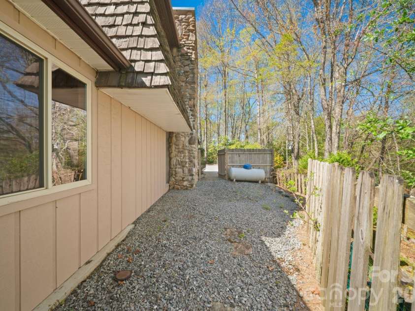 363 Sequoyah Lane, Brevard, NC 28712.  MLS# CAR4370995, YatesRealty ID 15106. 