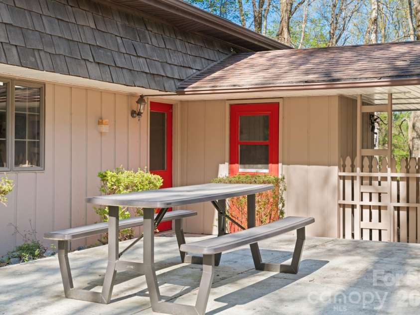 363 Sequoyah Lane, Brevard, NC 28712.  MLS# CAR4370995, YatesRealty ID 15106. Located conveniently between the house and the garage
