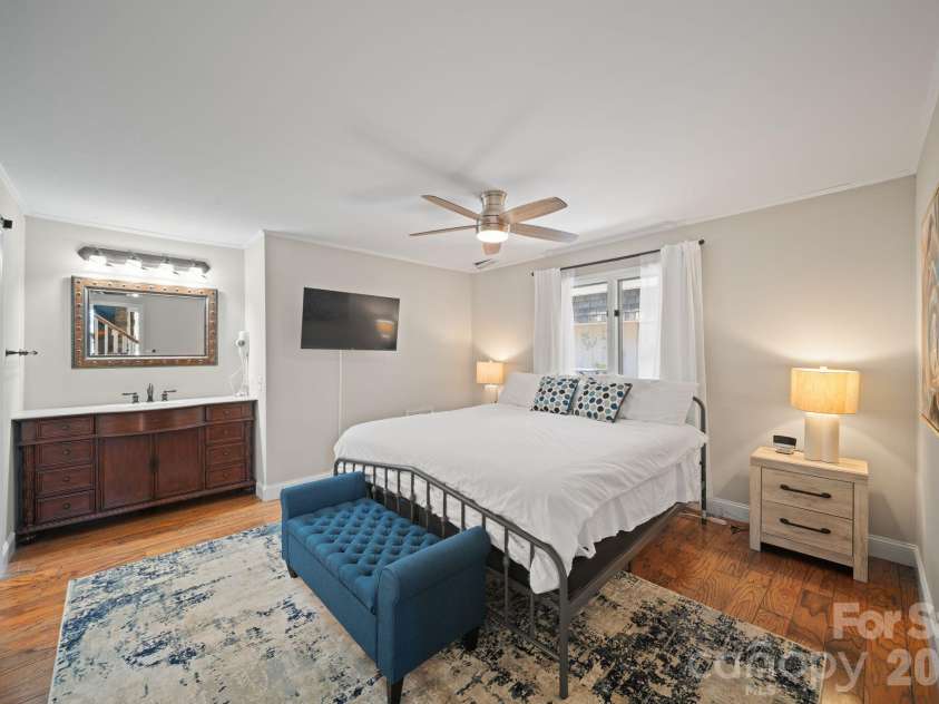 363 Sequoyah Lane, Brevard, NC 28712.  MLS# CAR4370995, YatesRealty ID 15106. Primary bedroom with walk in closet