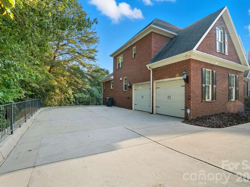 1209 Mossbank Place, Gastonia, NC 28056.  MLS# CAR4369493, YatesRealty ID 15109. 