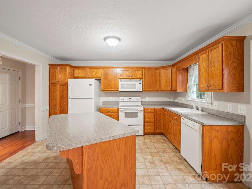 119 Heritage Creek Drive, Hickory, NC 28601.  MLS# CAR4209146, YatesRealty ID 1511. 