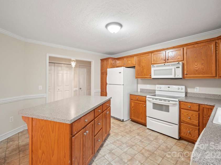 119 Heritage Creek Drive, Hickory, NC 28601.  MLS# CAR4209146, YatesRealty ID 1511. 